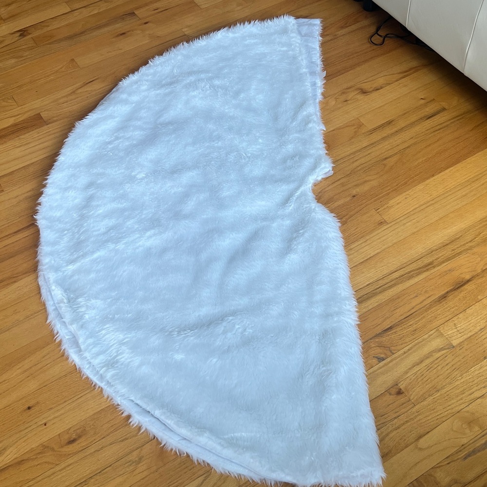 60 Inch Luxury Christmas Tree Skirt 🎄: Made of premium faux rabbit fur. - Picture 6 of 8